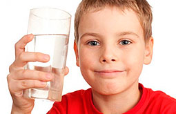 Niños que consumen más sal toman más bebidas azucaradas