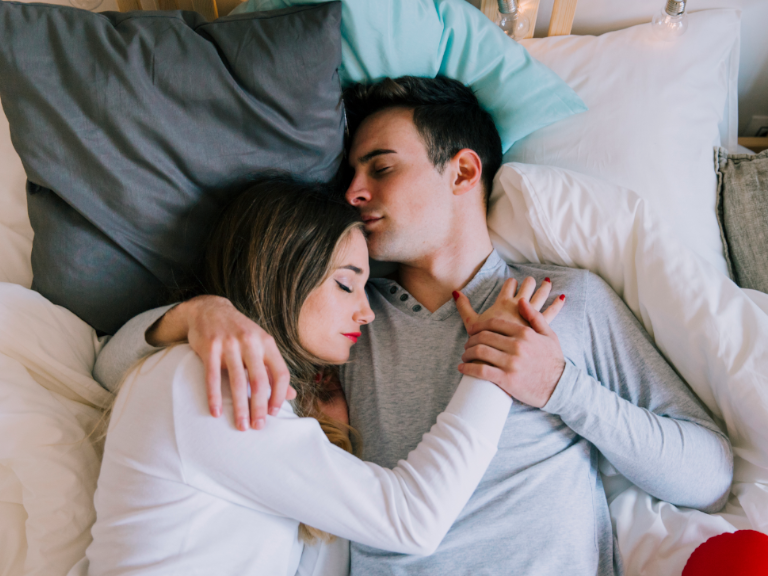 La ciencia emocional de dormir (o no) en pareja