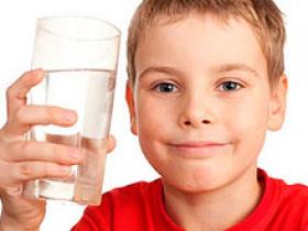 Niños que consumen más sal toman más bebidas azucaradas