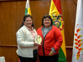 Ministra de Salud es reconocida por su apoyo a trabajadores del Beni