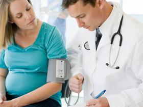 Preeclampsia aumenta riesgo de defectos cardíacos congénitos